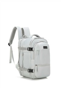 Sac à dos en nylon gris avec plusieurs compartiments, bretelles rembourrées en maille et une poignée de transport. Comprend des zips et des sangles latérales ajustables.