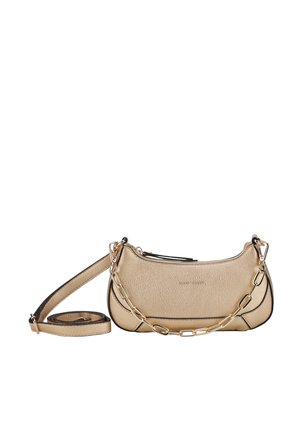 Borsa in eco-pelle oro con forma curva, bordi neri, catena e tracolla regolabile, dotata di chiusura con zip e superficie testurizzata.
