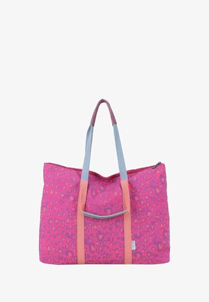 Bolsa tote rosa con manchas de leopardo en púrpura y naranja, con asas en azul y melocotón y cierre de cremallera en la parte superior.