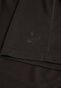 Svart atletisk tyg med nättextur, med en subtil logotyp och texten "AGILE". Materialet verkar lätt och andas.