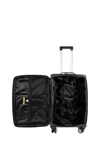 Maleta negra con ruedas y asa retractable. El interior abierto presenta forro de tela negra, bolsillo lateral de malla y correas de compresión.