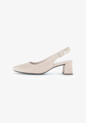 Scarpa slingback in suede beige con punta arrotondata, tacco basso a blocco e chiusura regolabile con fibbia sulla cinghia alla caviglia. Texture liscia.