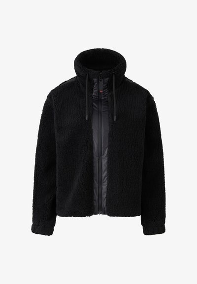 Zwarte fleecejas met een hoge kraag, ritssluiting aan de voorkant en contrasterende textuur; heeft een zachte, pluizige buitenkant en een gladde binnenvoering.