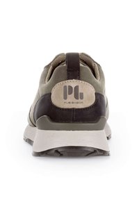 Groene en grijze sneaker met een rubberen zool, bovenwerk van suede en mesh, versterkte hak en een prominent logo op de achterkant.