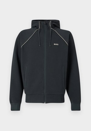 Tamno plava majica s kapuljačom na patentni zatvarač, bijele kontrastne šavove, dva bočna džepa i logo 'BOSS' na prsima. Izrađena od mekog, teksturiranog tkanja.