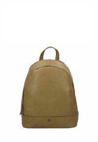 Mochila de cuero marrón clara con forma redondeada, un asa superior, bolsillo frontal con cremallera y un sutil detalle de costura en la base.