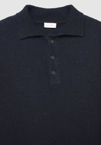 Marineblaues, gestricktes Poloshirt mit einem gerippten Kragen, einer Knopfleiste mit drei Knöpfen und weicher Textur. Das Etikett trägt die Aufschrift "CALLIOPE."