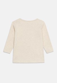 Μακρυμάνικο παιδικό πουκάμισο σε κρεμ απόχρωση με στρογγυλή λαιμόκοψη, εμφανιζόμενο από πίσω σε απλό λευκό φόντο.