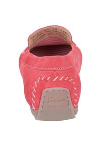 Korallenfarbene Wildlederschlüpfschuh mit genähten Details und einer glatten Gummisohle. Das Innere zeigt ein gestreiftes Muster mit Branding an der Ferse.