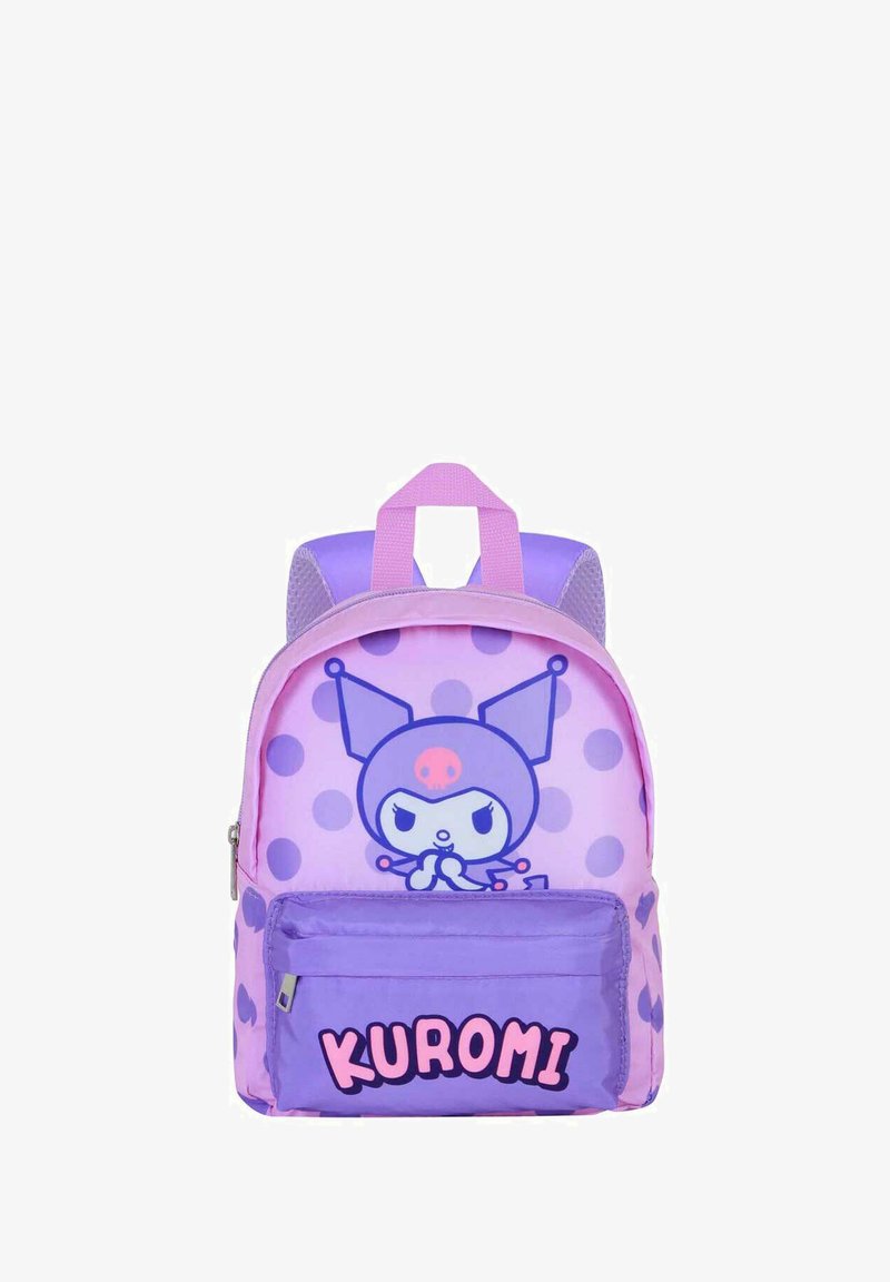 Mochila morada y rosa con lunares y un gráfico de personaje. Incluye correas ajustables, un bolsillo frontal con cremallera y textura de tela.