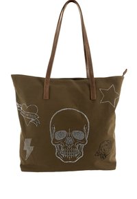 Bolso tote de lona verde oliva con un diseño de calavera con tachuelas, una rosa negra, un rayo y gráficos de estrellas, con asas de cuero marrón.