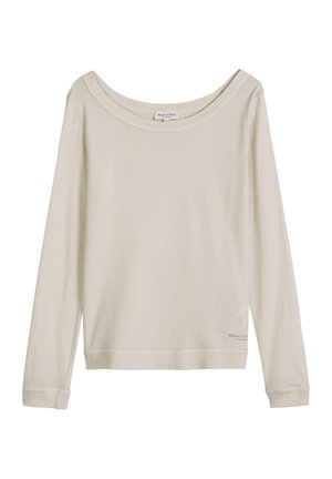 Lichtbeige shirt met lange mouwen, brede ronde halslijn en klein Marc O'Polo-logo nabij de onderzoom aan de voorkant aan de rechterkant.