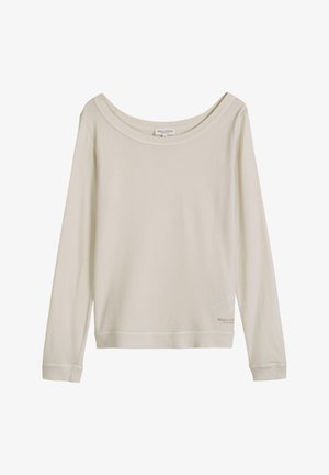 Lichtbeige shirt met lange mouwen, brede ronde halslijn en klein Marc O'Polo-logo nabij de onderzoom aan de voorkant aan de rechterkant.