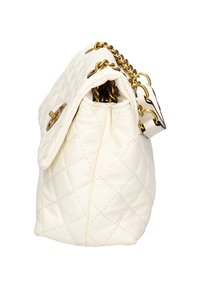 Borsa a tracolla bianca trapuntata con catena, hardware dorato e chiusura a patta. Presenta una superficie liscia e un dettaglio con etichetta laterale.