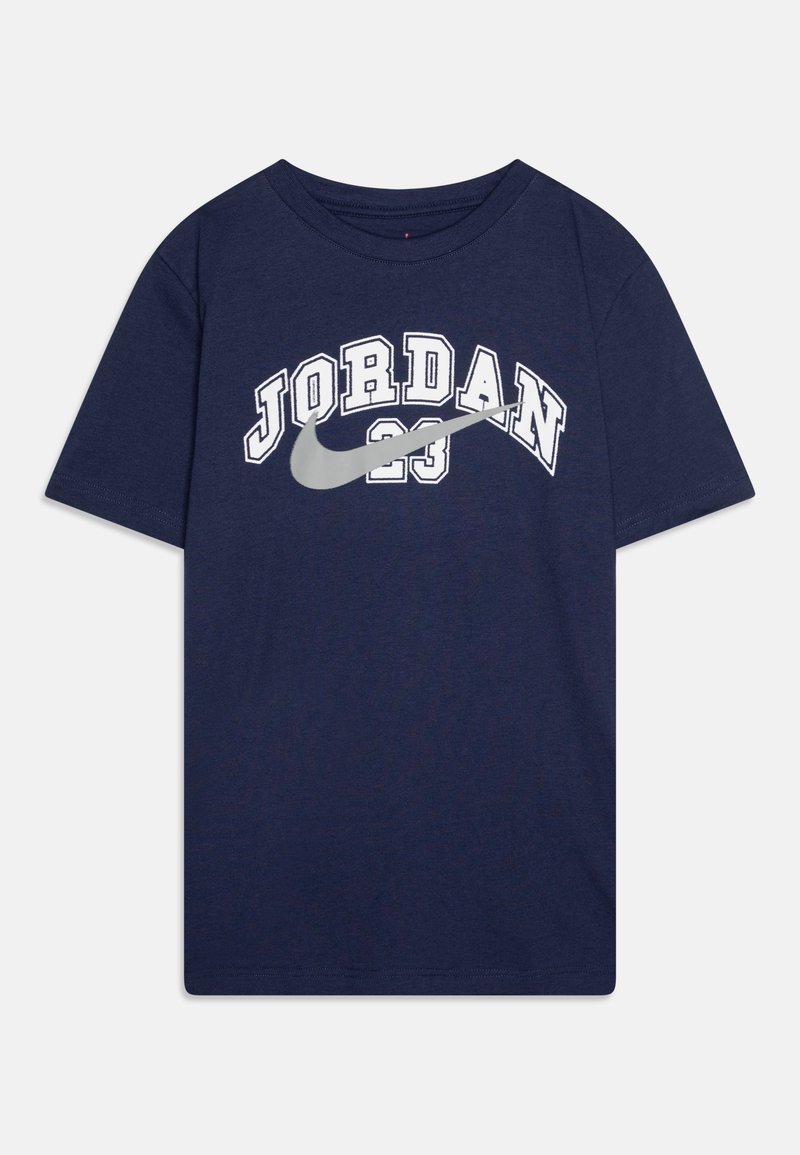 Tmavě modré bavlněné tričko s potiskem "JORDAN" v bílých klenutých písmenech a šedým logem Nike swoosh pod ním. Krátké rukávy a kulatý výstřih.