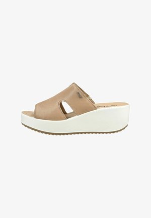 Sandalia beige de cuero con cuña, tipo slip-on, punta abierta, cortes laterales, suela plataforma blanca y suela exterior marrón texturizada.