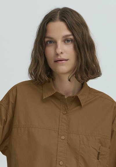 Bruine button-up shirt met een kraag, een borstzak met stikdetails en een gestructureerde stof. Casual, losse pasvorm.