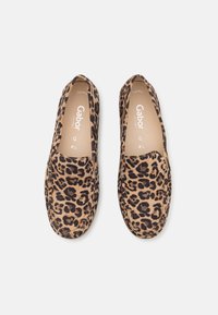 Paire de mocassins slip-on pour femmes à imprimé léopard avec semelles intérieures rembourrées, taille 4½, marque Gabor.