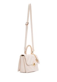 Borsa a mano color beige chiaro con design cucito a trapunta, dotata di una catena dorata e una tracolla, e di una chiusura a gancio. Forma strutturata con manico superiore.