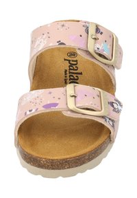 Rosa sandaler med två justerbara remmar, som har ett lekfullt mönster, en korkfotbädd och en texturerad gummisula. Goldfärgade spännen lägger till detalj.