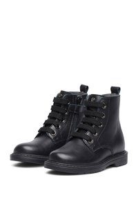 Zwarte leren enkelboots met een ronde neus, vetersluiting aan de voorkant, zijrits en contrasterende stiksels. Rubberen zool met een gestructureerde grip.