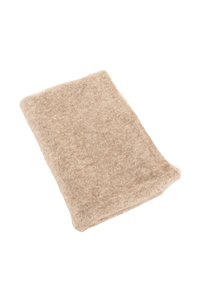 Coperta di lana beige con una texture morbida, forma rettangolare e una superficie leggermente pelosa. Nessun motivo o accento visibile.