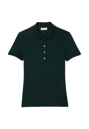 Polo de un verde oscuro hecho de algodón. Presenta un diseño con cuello, una tapeta de cuatro botones y un logo bordado en el pecho. Mangas cortas.