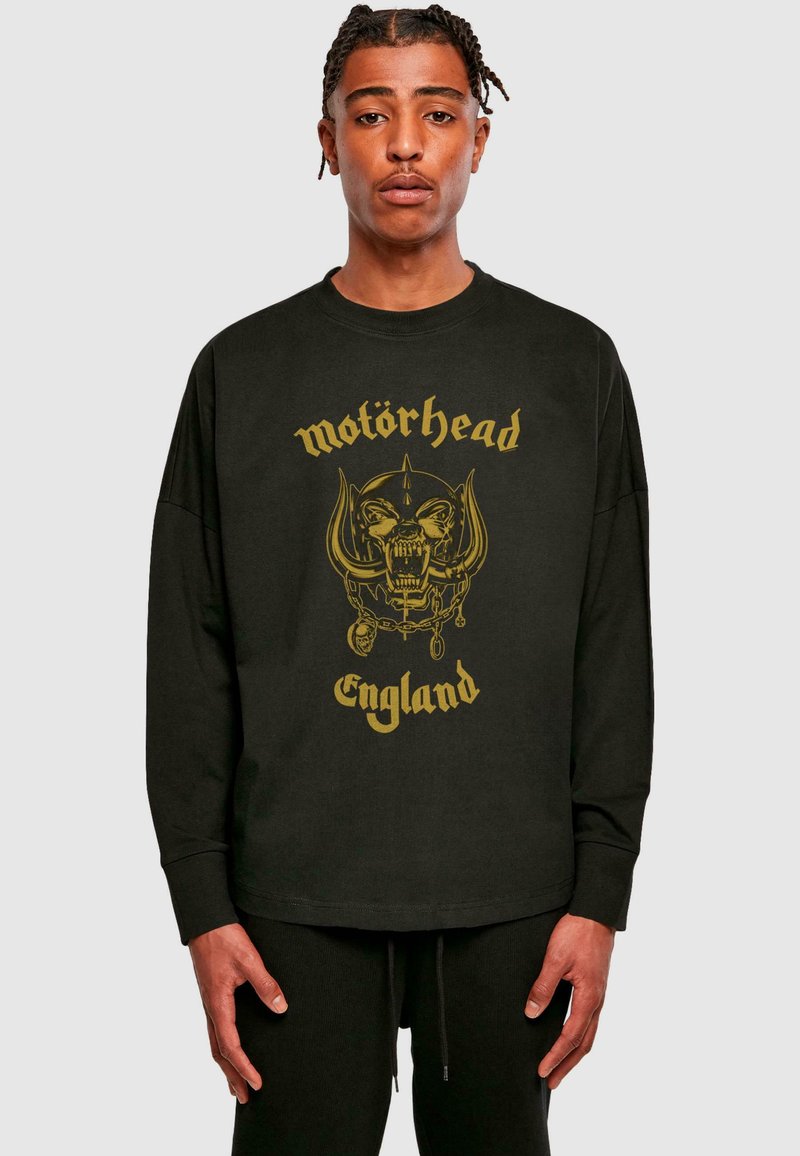 Juodas ilgio rankovėmis džemperis su geltonu grafiniu piešiniu, vaizduojančiu kaukolę su ragais, ir užrašu "Motörhead England" po juo.