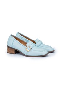 Mocassini in pelle blu chiaro con punta arrotondata, fascia decorativa, fibbia in tonalità oro e tacco in legno impilato. Texture liscia.