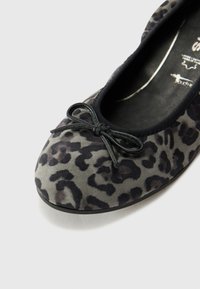 Ballerine in suede grigio e nero con stampa leopardata, caratterizzate da un fiocco decorativo sulla punta e una forma arrotondata, con una suola nera flessibile.