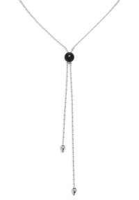 Collar de cadena de plata con una perla negra central, dos hebras colgantes y pequeños acentos de plata en los extremos.