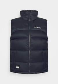 Černá péřová vesta s vysokým límcem, výrazným prošíváním, dvěma zipovými kapsami, logem Columbia na hrudi a přišitou etiketou na spodní části.