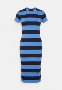 Randig klänning med växelvis ljusblå och marinblå horisontella ränder, figurnära design, korta ärmar och rundad halsringning.