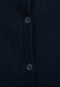 Granatowy sweter z dzianiny z żebrowaną teksturą, prostym krojem i sześcioma okrągłymi guzikami z przodu.