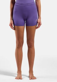 Shorts de sport violets en tissu extensible, présentant un design ajusté et une taille élastique avec un petit logo sur l'ourlet gauche.