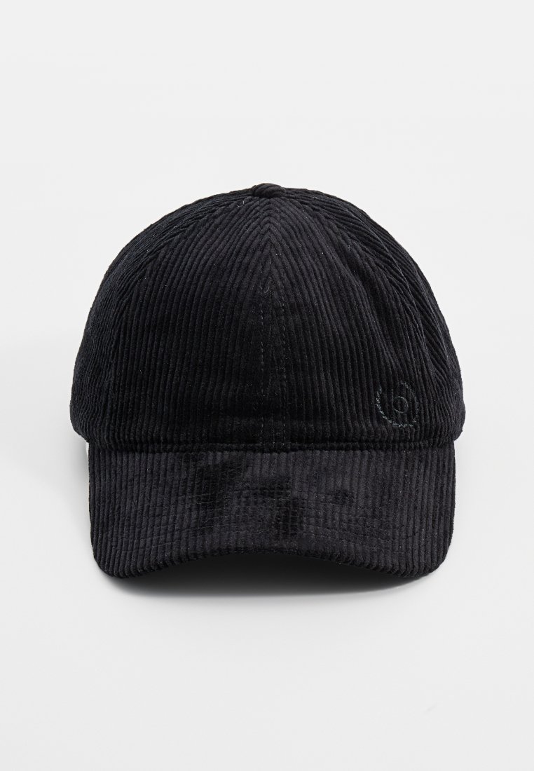 Gorra de pana negra con visera curva, textura acanalada y costuras en contraste. Presenta un pequeño logo bordado en el frente.