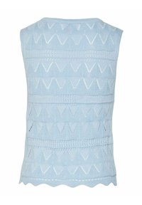 Jasnoniebieski dzianinowy bezrękawnik z wzorem zygzakowym, z falbaniastym dołem i teksturowanymi paskami. Wykonany z oddychającej włóczki.