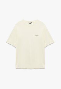 Kurzärmliges, Rundhals-T-Shirt aus hellem Creme-Stoff mit einem kleinen schwarzen Text-Logo auf der linken Brust, glatter Textur und legerer Passform.