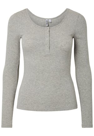 Lichtgrijs geribd shirt met lange mouwen, ronde halslijn en een knoopsluiting met vier knopen, aansluitende pasvorm en zachte gebreide stof.