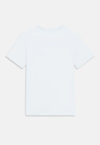 Balts kokvilnas T-krekls ar apaļu izgriezumu, īsām piedurknēm un vienkāršu aizmuguri. Mīksta tekstūra, bez rakstiem vai akcentiem. Standarta piegriezuma dizains.