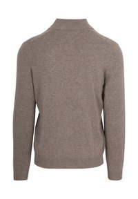 Bruine gebreide trui met lange mouwen, hoge kraag en geribde zoom. Zachte textuur met een gladde afwerking. Geen zichtbare patronen of accenten.