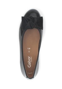 Zwarte patenten leren balletschoenen met een grote suède strik op de teen en een bruine gevoerde inlegzool met het label "Gabor comfort" maat 41,5.