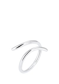 Bague argentée ouverte, polie, avec une surface lisse et un design minimaliste et moderne.