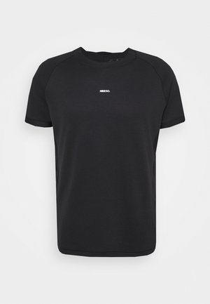 T-shirt de sport noir à manches courtes Nike F.C. avec col rond et petit logo blanc centré sur la poitrine sur fond blanc.
