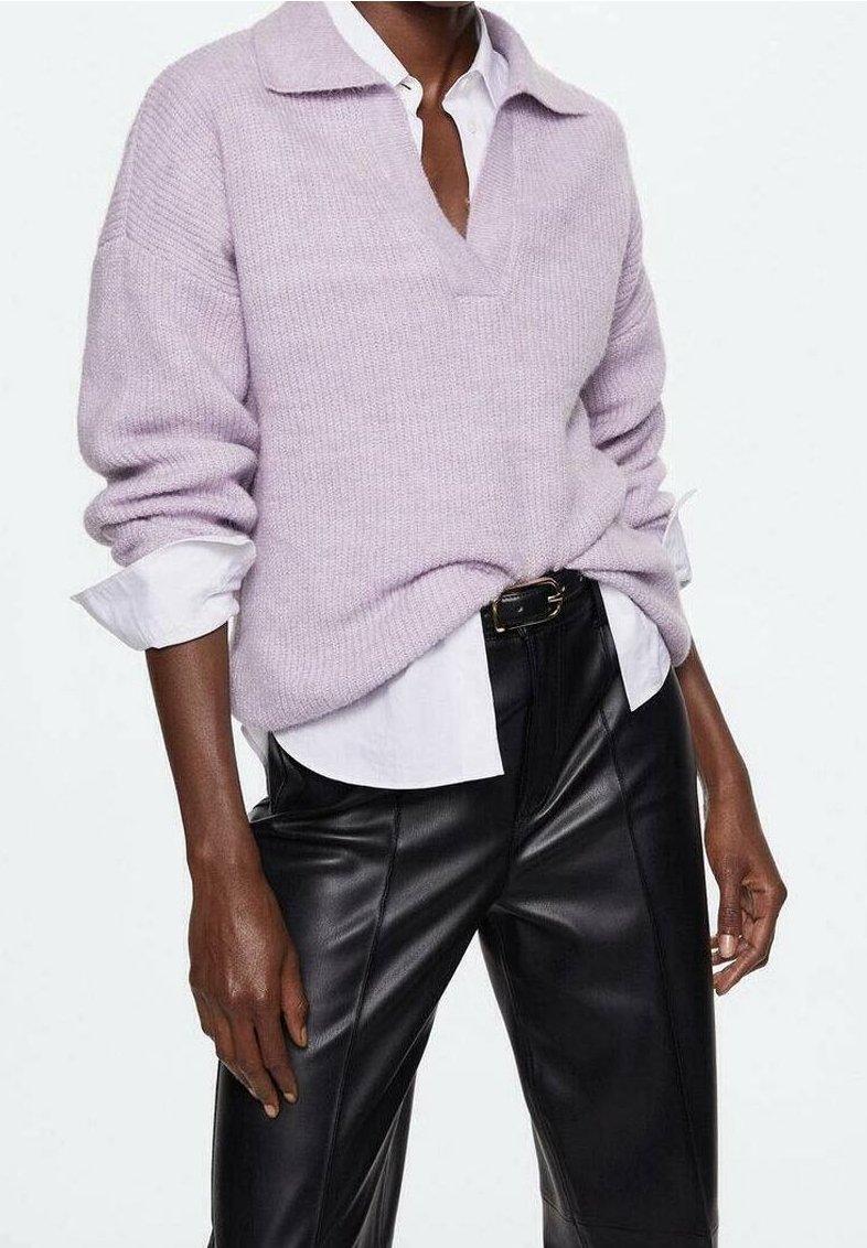 Jasnoliliowy sweter z dzianiny z kołnierzykiem, zestawiony z białą koszulą z guzikami i czarnymi skórzanymi spodniami, o luźnym kroju.