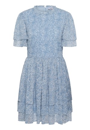 Helehall sinise lühikeste varrukatega kleit kihiliste volangvarrukate ja seelikuga, millel on peen abstraktne muster ja istuv talje.