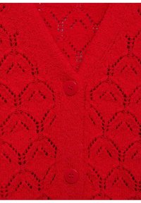 Roter Strick-Cardigan mit V-Ausschnitt und zwei runden roten Knöpfen. Verfügt über ein Rautenmuster mit Lochmuster und strukturierter Stoffoberfläche.