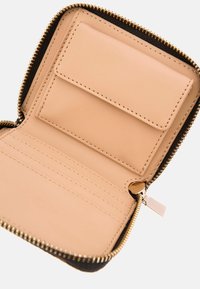 Lukket pengepunkt i mørkebrunt læder med beige interiør. Har kreditskortlommer og en lomme, samt guldfarvet lynlås.