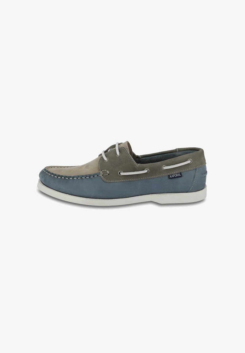 Zapato de barco para hombre que cuenta con gamuza gris y azul, costuras blancas, suela de goma y diseño con cordones. Detalle del logo visible en el costado.