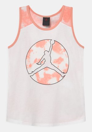 Canottiera bianca con accenti tie-dye pesca, caratterizzata da una silhouette nera di un giocatore di basket all'interno di un design circolare.